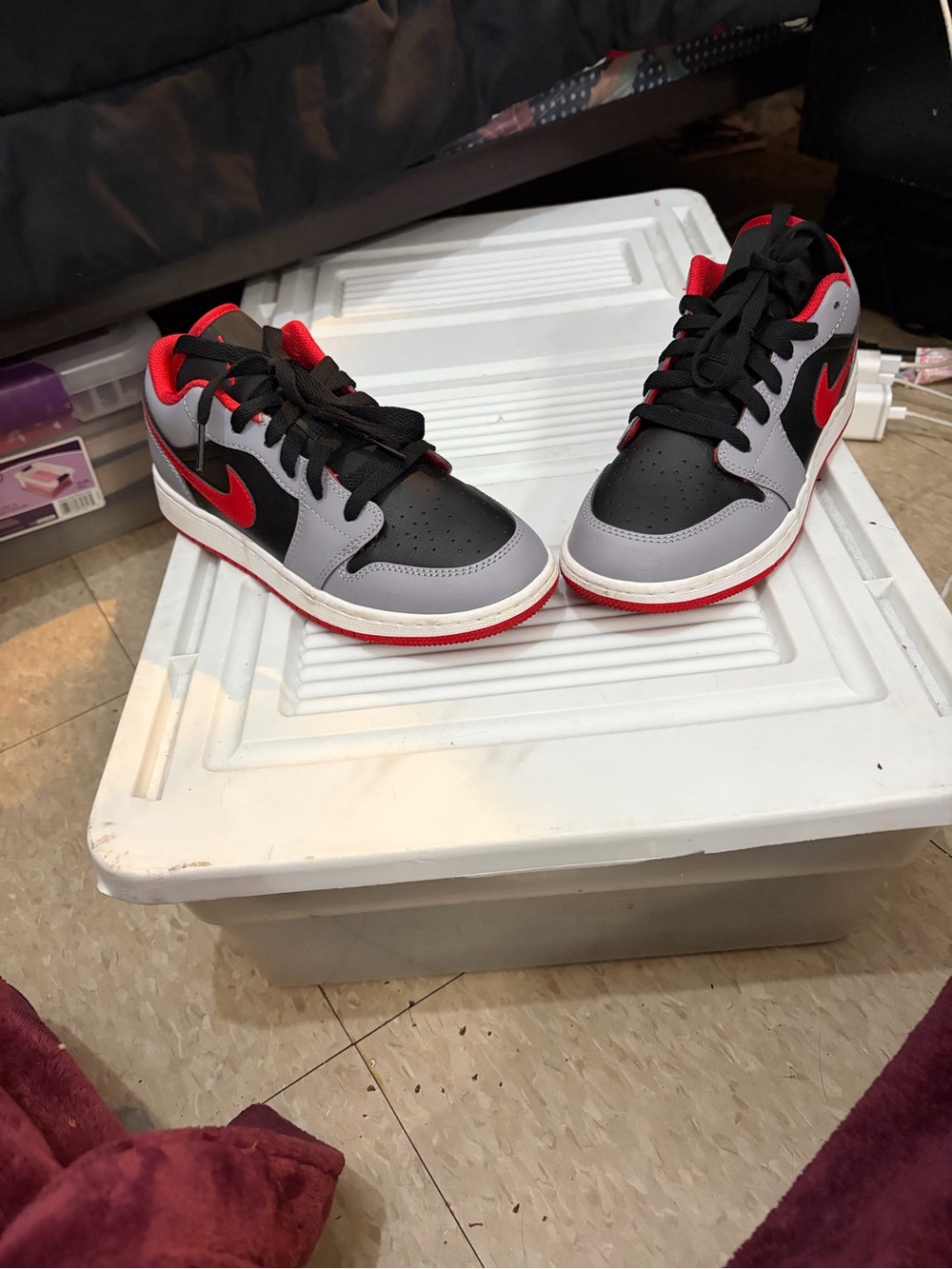 Nike Kids Low-Top Sneakers in Black, Gray & Red